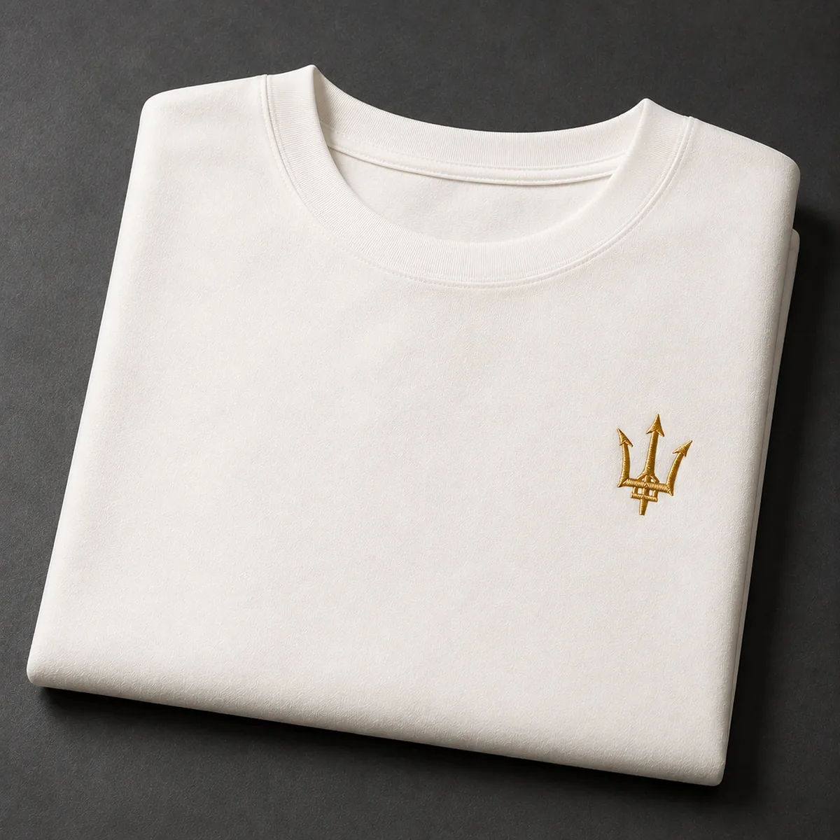 T-Shirt Trident homme Blanc Prestige, plié — broderie trident fil or, TAMBA
