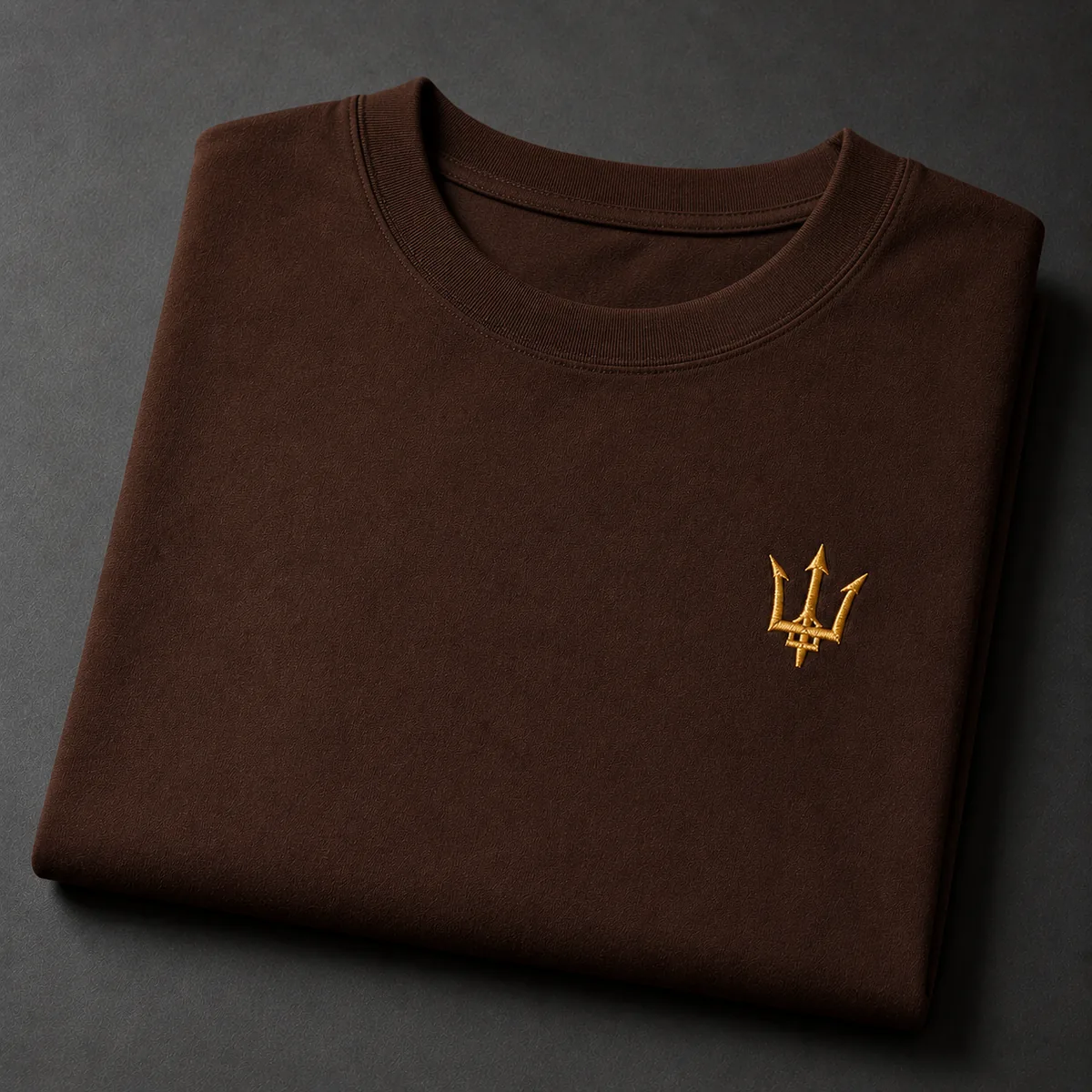 T-Shirt Trident homme Marron Chocolat, plié — broderie trident fil or, TAMBA